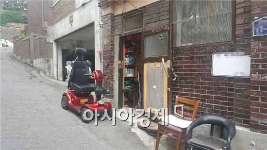 10일 오후 서울 용산구 동자동의 한 거주민이 더위에 못이겨 문을 열어 놓고 있다.