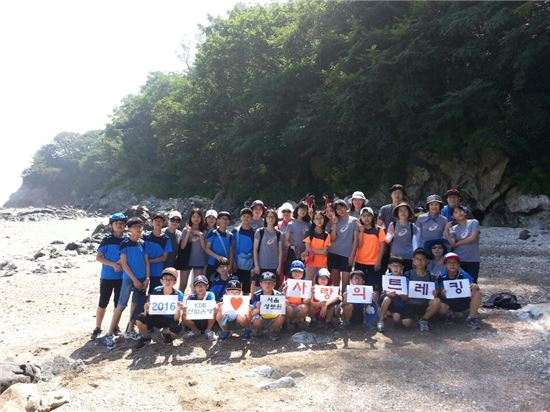 9일 경기도 안산 대부도 구봉도 해솔길에서 산은 자원봉사단 직원들과 서울성로원 어린이들이 기념사진을 찍었다. 

