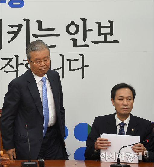 [포토]자리에서 일어나는 김종인 대표