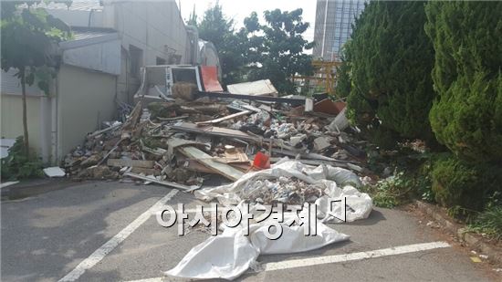 동작구 한국광물자원공사 전 부지 한편에 각종 쓰레기들이 쌓여있다.