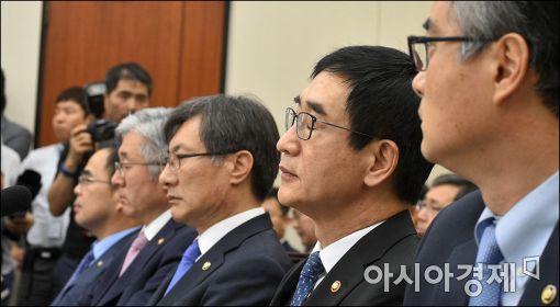 [포토]피곤한 이준식 교육부 장관