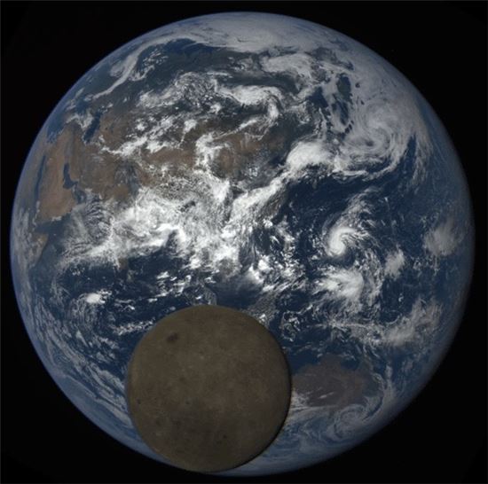 ▲지구 앞을 지나는 달의 뒷면을 심우주기후관측위성이 포착했다.[사진제공=NASA]