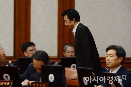 [포토]백화점 파문 윤병세 장관, '어디 다녀오셨나요?'