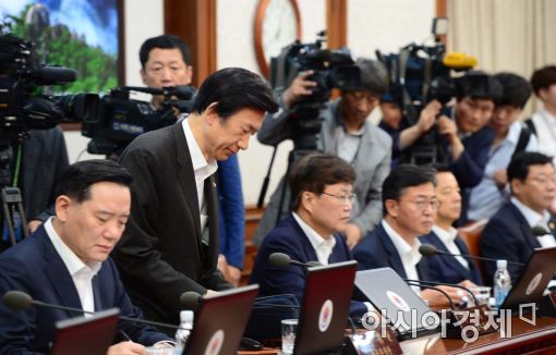 [포토]국무회의 지각한 윤병세 장관 