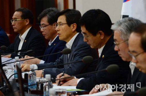 [포토]황교안 총리 "공직자 부적절한 처신 안 돼" 