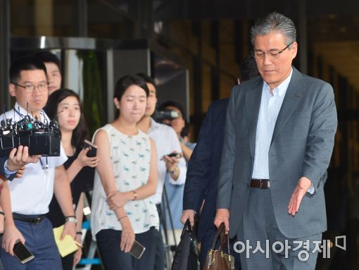 [포토]'여기 설까요' 강현구 사장 검찰 출석