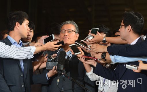강현구 롯데홈쇼핑 대표가 검찰 출석에 앞서 입장을 밝히고 있다. 