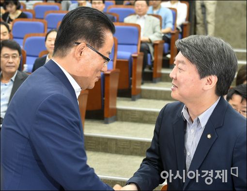 [포토]웃으며 인사하는 박지원·안철수
