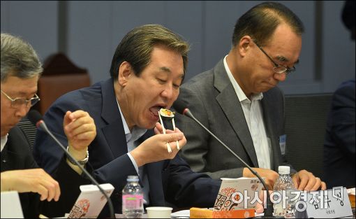 [포토]김밥 먹는 김무성 대표