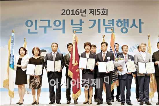 지난 11일 서울 양재동 AT센터에서 열린 보건복지부 ‘인구의 날’ 기념식에서 수상자들이 기념 촬영을 하고 있다