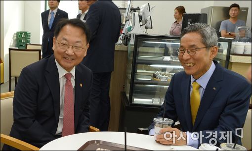 [포토]이야기하는 유일호·윤종규