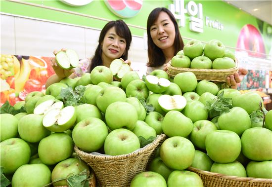 12일 서울 서초구 농협하나로마트 양재점에서 모델들이 올해 첫 출하된 햇 아오리사과를 선보이고 있다.