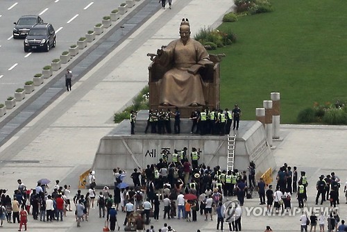 알바노조가 광화문광장 세종대왕 동상 위에서 기습 시위를 벌이고 있다. / 사진=연합뉴스