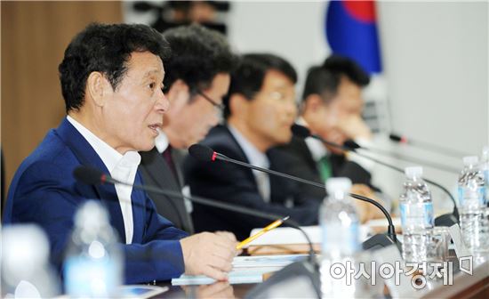 [포토]윤장현 광주시장, 에너지밸리위원회 제1차 회의 참석