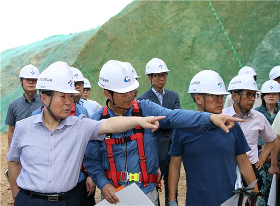 [포토]박홍섭 마포구청장, 마포석유비축기지 현장 방문 