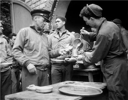 '구성(球聖)' 보비 존스(왼쪽)는 40대의 나이에 자원 입대해 2차 세계대전에 참전했다. 노르망디 상륙작전을 앞두고 배급을 받고 있는 모습.