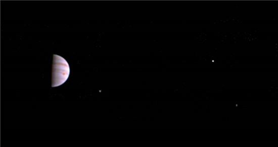 ▲지난 10일 주노캠이 촬영한 목성과 위성.[사진제공=NASA]