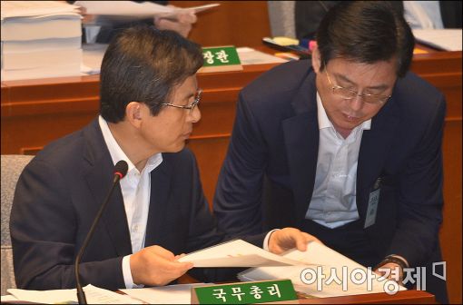 [포토]보고 받는 황교안 총리