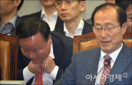 [포토]넥타이 메는 김재원 정무수석