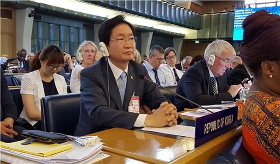 김영석 해양수산부 장관이 11일부터 15일까지 이탈리아 로마에서 열린 FAO 수산위원회에 참석해 회원국과 세계수산대학 협력 시범사업 실시 등을 논의했다.