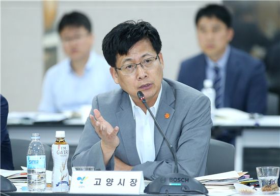 최성 고양시장이 경기도 시장군수협의회에 참석해 지방재정개편안에 공동 대응할 것을 제안하고 있다. 