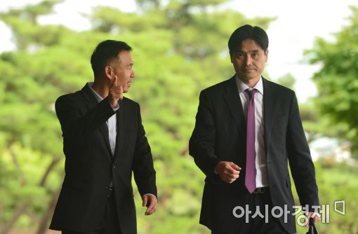 [포토]'이쪽이죠' 검찰 출석하는 김정주 회장
