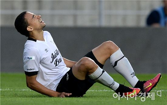 [포토]허벅지 부상으로 쓰러진 티아고