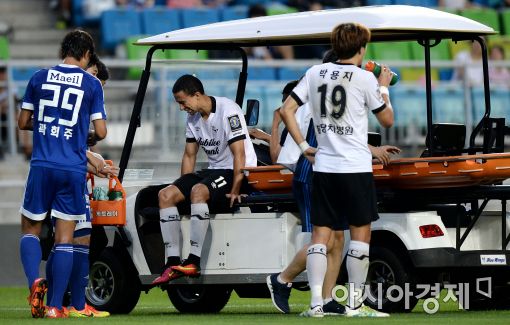 [포토]허벅지 부상으로 실려 나가는 티아고