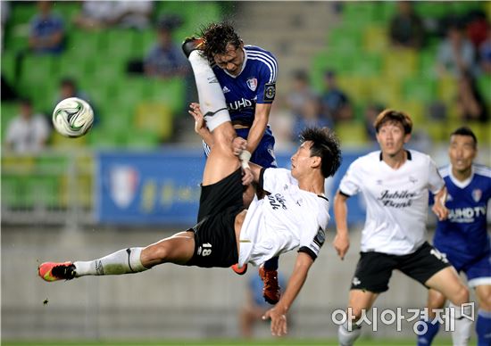 [포토]김현, '위험한 오버헤드킥'