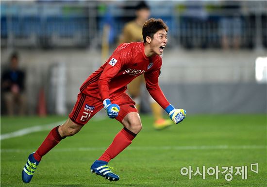 [포토]환호하는 수원 양형모 골키퍼