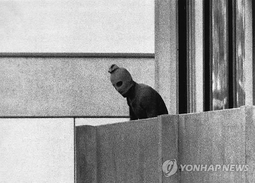 1972년 뮌헨올림픽 테러범의 모습, 사진 = 연합뉴스