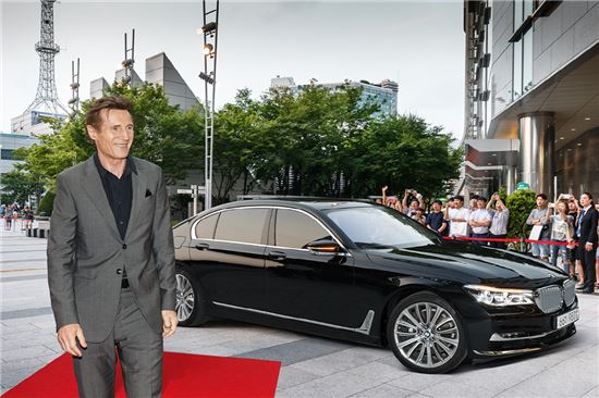 BMW코리아가 영화 '인천상륙작전' 홍보를 위해 방한한 배우 리암 니슨에게 공식 의전 차량을 지원하기로 했다.