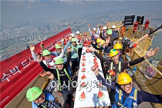 [포토]롯데물산 "555m 높이에서 맞이하는 초복"