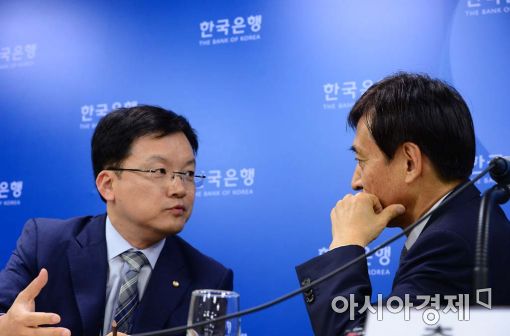 이주열 한국은행 총재가 7월14일 물가안정목표 설명회를 마친 뒤 장민 조사국장과 이야기를 나누고 있다. 
