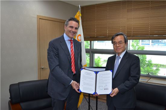 한국바이오협회 서정선 회장(우)과 스위스바이오협회 CEO 도메니코(좌)가 MOU를 체결했다.
