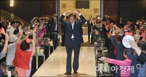 [포토]하트 날리는 김무성 전 대표