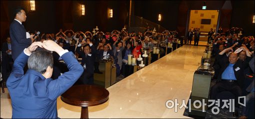 [포토]지지자들과 하트 만드는 김무성 전 대표
