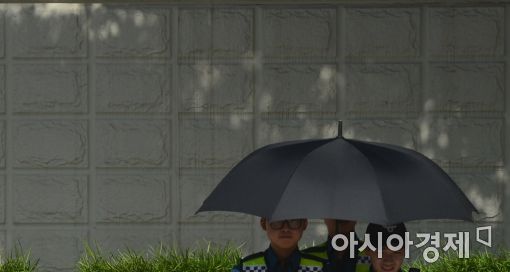 [포토]'그늘에서도 양산은 필수'