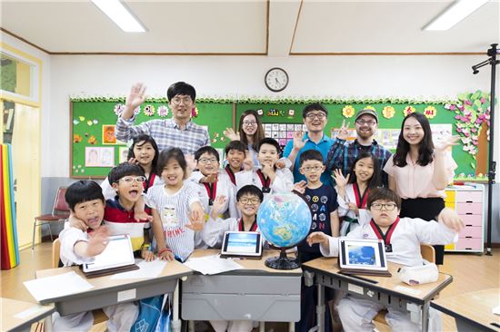 ▲삼성전자에서 스마트스쿨을 지원하는 전북 대야남초등학교 학생들.