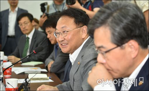 유일호 "올해 세법개정안, 경제활력·민생안정에 역점"