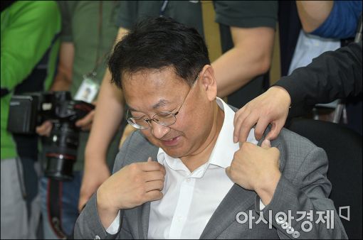[포토]옷맵시 바로잡는 유일호 부총리