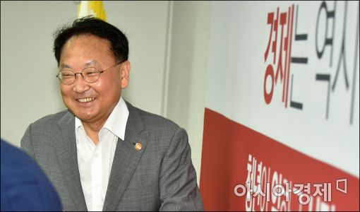 [포토]유일호 부총리, 추경관련 당정 참석