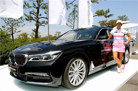일본에서 활약하고 있는 이보미 프로골프 선수가 BMW 레이디스 챔피언십 의전차량인 '뉴 730Ldx드라이브' 옆에서 기념촬영을 하고 있다.