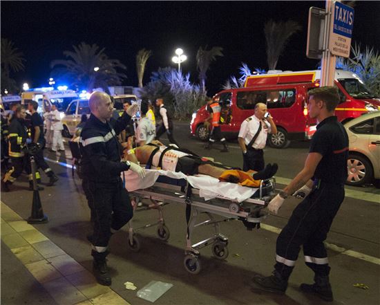 프랑스 니스에서 구조대원들이 트럭 테러 사고 피해자를 긴급 후송하고 있다(사진=EPA연합뉴스)