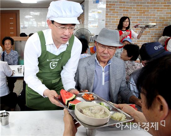 [포토]김성환 동구청장, 초복맞이 삼계당 배식봉사