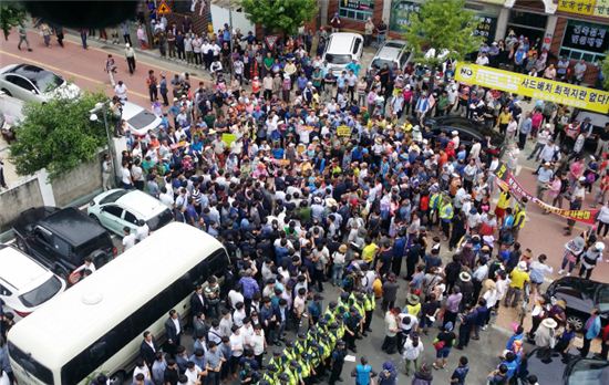 지난 15일 황교안 국무총리가 탄 버스를 성주군민들 둘러싸고 있다. (사진=연합뉴스)