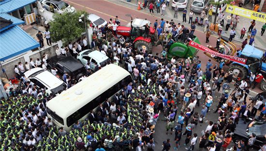 황 총리, 4시간 넘게 버스에 갇혀…성주 주민과 대치