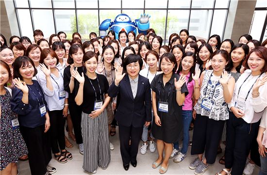 15일 경기 용인 기흥연수원에서 권선주 기업은행장(가운데)이 육아휴직에서 복직한 직원들과 기념 촬영을 하고 있다. (사진 : 기업은행)
