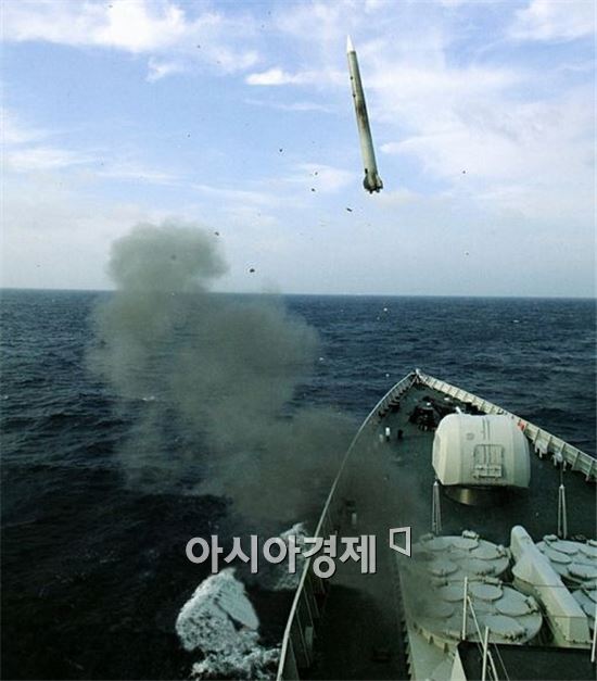 052C형 함정에서 발사되고 있는 HHQ-9 함대공 미사일