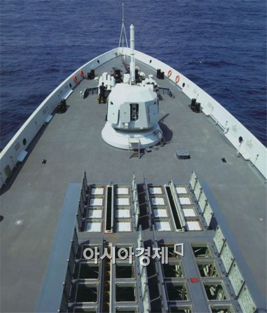 052D형 구축함이 수직발사대의 덮개를 전부 열어젖힌 모습